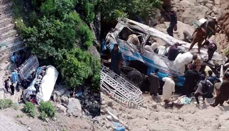 راولپنڈی سے پلندری جانے والی کوسٹر گہری کھائی میں گرگئی، 25افراد جاں بحق