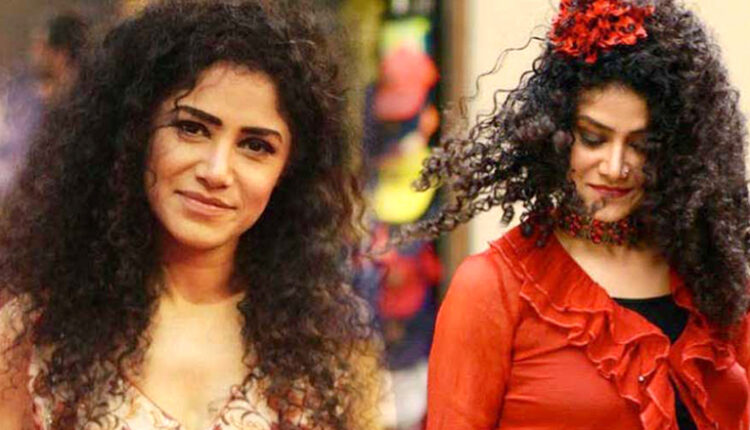 انجلین ملک کی گاڑی سے حادثہ، ہجوم نے اداکارہ کا فون ضبط کرلیا