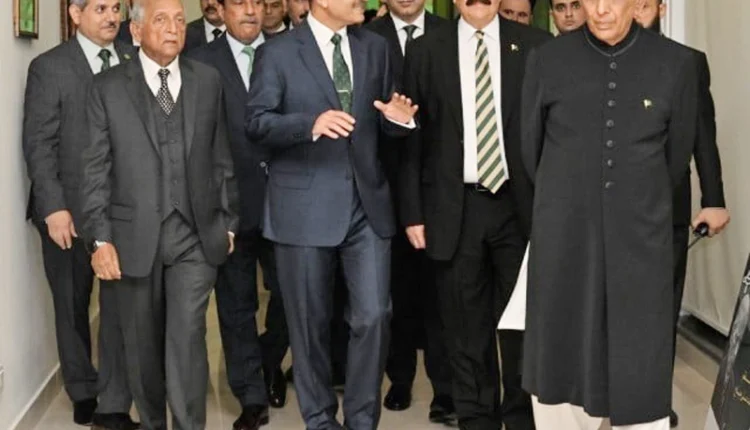 راولپنڈی۔ یوم آزادی کے موقع پر چیف آف آرمی اسٹاف جنرل سید عاصم منیر نے سابق فوجیوں کی عزت افزائی کے لیے ایک تقریب منعقد کی۔ اس موقع پر سابق آرمی چیف راحیل شریف اور اشفاق پرویز کیانی بھی موجود تھے۔ آئی ایس پی آر کے مطابق، تقریب میں ریٹائرڈ فوجی افسران اور جوانوں کی بڑی تعداد نے شرکت کی۔ آرمی چیف نے ریٹائرڈ افسران کی خدمات کو سراہا اور ان کی محنت اور قوم کی تاریخ میں ان کے اہم کردار کو خراج تحسین پیش کیا۔ آرمی چیف نے اتحاد اور مشکلات کے سامنے ثابت قدم رہنے کی اہمیت پر زور دیا اور سابق فوجی افسران سے درخواست کی کہ وہ پاکستان کی ترقی اور خوشحالی کے لیے اپنا کردار ادا کرتے رہیں۔ آرمی چیف نے جعلی خبروں اور پروپیگنڈے کے خطرے سے بھی آگاہ کیا، جو دشمن عناصر کی جانب سے پاکستان کے عوام اور مسلح افواج کے درمیان تعلقات کو متاثر کرنے کے لیے پھیلایا جا رہا ہے۔ انہوں نے یقین دلایا کہ قوم کی مضبوط حمایت ان تمام کوششوں کو ناکام بنا دے گی۔ سابق افسران نے پاکستان آرمی کی قیادت پر اعتماد کا اظہار کیا اور اندرونی اور بیرونی سلامتی کے چیلنجز کا مقابلہ کرنے میں اپنے مکمل تعاون کی یقین دہانی کرائی۔