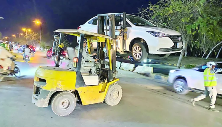 اسلام آباد پولیس کا غیر قانونی اور ڈبل پارکنگ کے خلاف گرینڈ آپریشن