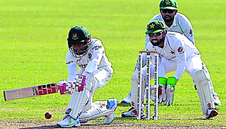 راولپنڈی ۔پاکستان کرکٹ بورڈ نے پاکستان اور بنگلادیش درمیان سیریز کے دوسرا ٹیسٹ میچ کراچی سے راولپنڈی منتقل کرنے کا اصولی فیصلہ کرلیا ہے چیمپئیز ٹرافی، 2025 کی تیاریوں کے سلسلے اور تزئین و آرائش کے کاموں کی وجہ سے کراچی کے نیشنل اسٹیڈیم میں 30 اگست سے شروع ہونے والے ٹیسٹ میچ کو راولپنڈی منتقل کرنے کا حتمی فیصلہ ہوا ہے۔ اس سے قبل ازیں پاکستان کرکٹ بورڈ (پی سی بی) نے دوسرا ٹیسٹ میچ تماشائیوں کے بغیر کرانے کا فیصلہ کیا تھا جس پر سابق کرکٹرز نے کڑی تنقید کی تھی۔ بورڈ نے اپنے بیان میں کہا تھا کہ، آئی سی سی چیمپئنز ٹرافی 2025 کی تیاریوں کے باعث نیشنل اسٹیڈیم کراچی میں جاری تعمیراتی کام کے باعث پاکستان اور بنگلادیش کے درمیان دوسرے ٹیسٹ میچ جو (30 اگست سے 3 ستمبر) تک کھیلا جائے گا، اس میچ شائقین اسٹیڈیم آکر اپنی ہوم ٹیم کو سپورٹ نیں کرسکیں گے۔ پی سی بی کا کہنا ہے کہ،سٹیڈیم میں تعمیراتی کام کی وجہ سے شائقین کی میزبانی سے قاصر ہیں اور انتہائی اقدام اٹھانا پڑرہا ہے۔ شائقین کی قدر کرتے ہیں تاہم انکی صحت اور حفاظت اہم ہے۔ دوسری جانب، نیشنل اسٹیڈیم کیلئے منظور شدہ ڈیزائن کے مطابق تعمیرات کو جلد از جلد مکمل کرنے کے اقدامات اٹھائے جارہے ہیں، اس مقام پر 5 منزلہ نئی عمارت میں کھلاڑیوں کیلئے ڈریسنگ رومز کی تعمیر کی جائے گی۔